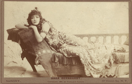 クレオパトラに扮したフランスの大女優、サラ・ベルナール