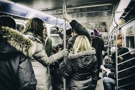 地下鉄でフライドチキンを食べ、物乞いに恵み、ベビーカーを厭わないニューヨーカー：地下鉄はアメリカ社会の縮図の画像1