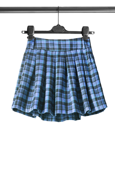 「短いスカートが性犯罪を誘発」不適切な表現で学校制服ポスター回収の画像1