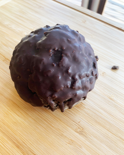 セブンイレブン「ざくざく食感濃厚チョコシュー」のザクッ・とろっ、ふたつの食感の画像3