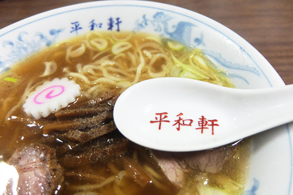 【町中華】飲み干したくなる透明スープの500円ラーメン／五反田・平和軒（東京）の画像5