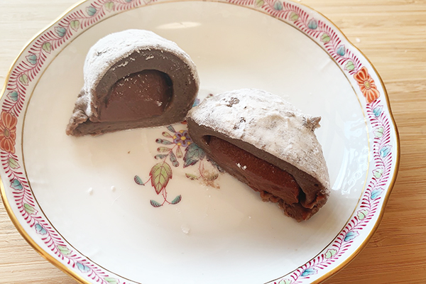 セブンイレブン「生チョコクリーム＆チョコ大福」の生感を味わってみて！の画像2
