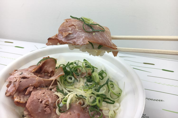 【完成】すき家「ニューヨークポーク丼」はミディアムレアの肉が入った珍しい豚丼の画像4