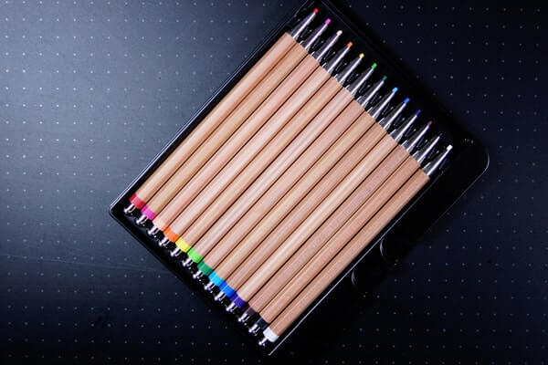「大人の色鉛筆13」描きやすさのため随所に工夫が施された画期的な色鉛筆の画像2