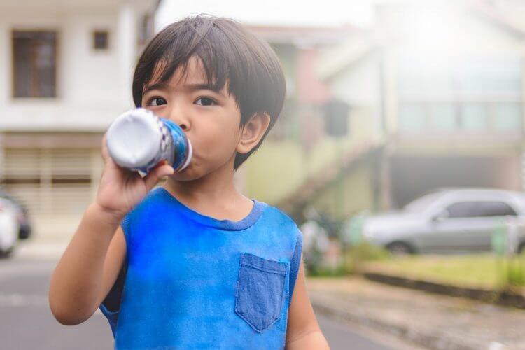 子どもの熱中症予防、イオン飲料を飲ませても大丈夫？　小児科医から夏場の水分補給についてアドバイスの画像1