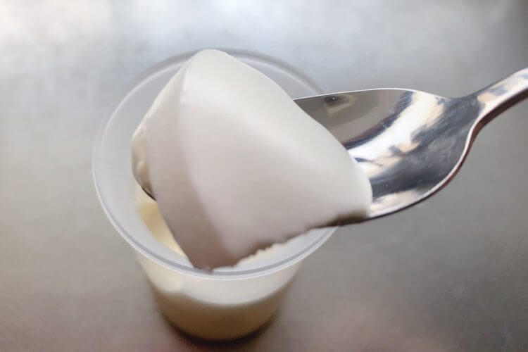 セブンイレブン『北海道産牛乳のとけるミルクプリン』はもはやドリンク!! 一瞬で液体になる魔法のプリンの画像1