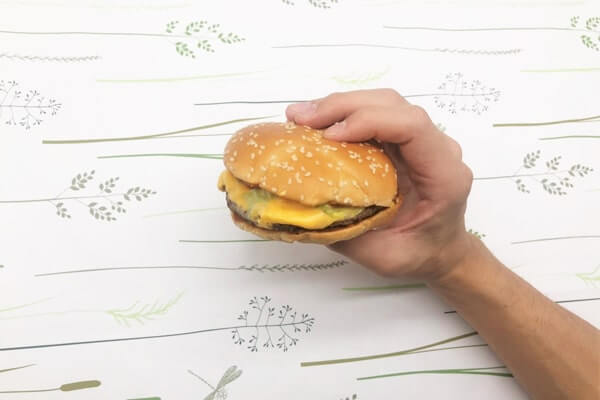 マック「マイティビーフオリジナル」ベーコンと牛肉がお互いの旨味を引き立てる、カナダ発のハンバーガーの画像4