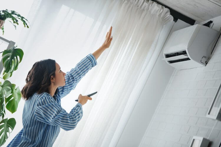 エアコン暖房で効率よく部屋を暖める方法とは？　電気代を安く抑えて乾燥も防ぐコツの画像1