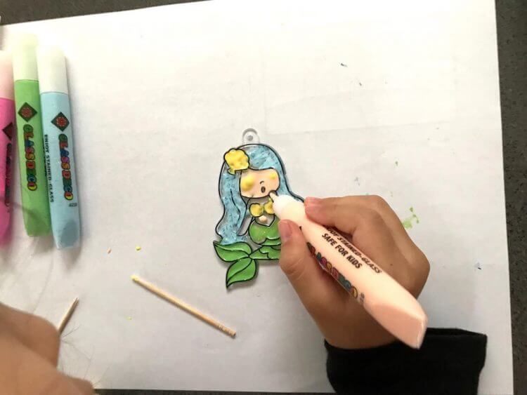 ヤマト「グラスデコ オーナメントセット」、子どもと一緒に塗り絵感覚でオーナメントをつくるの画像3