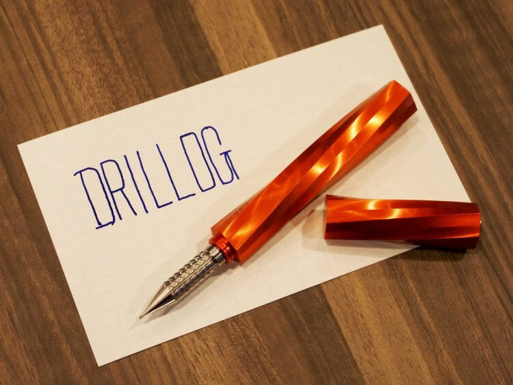 「DRILLOG」は世界ではじめて金属ペン先を採用した未来派筆記具の画像1