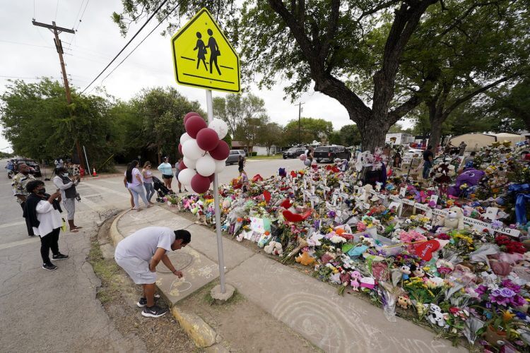 テキサス州の小学校で乱射～消えた21人の命と銃規制法の画像1